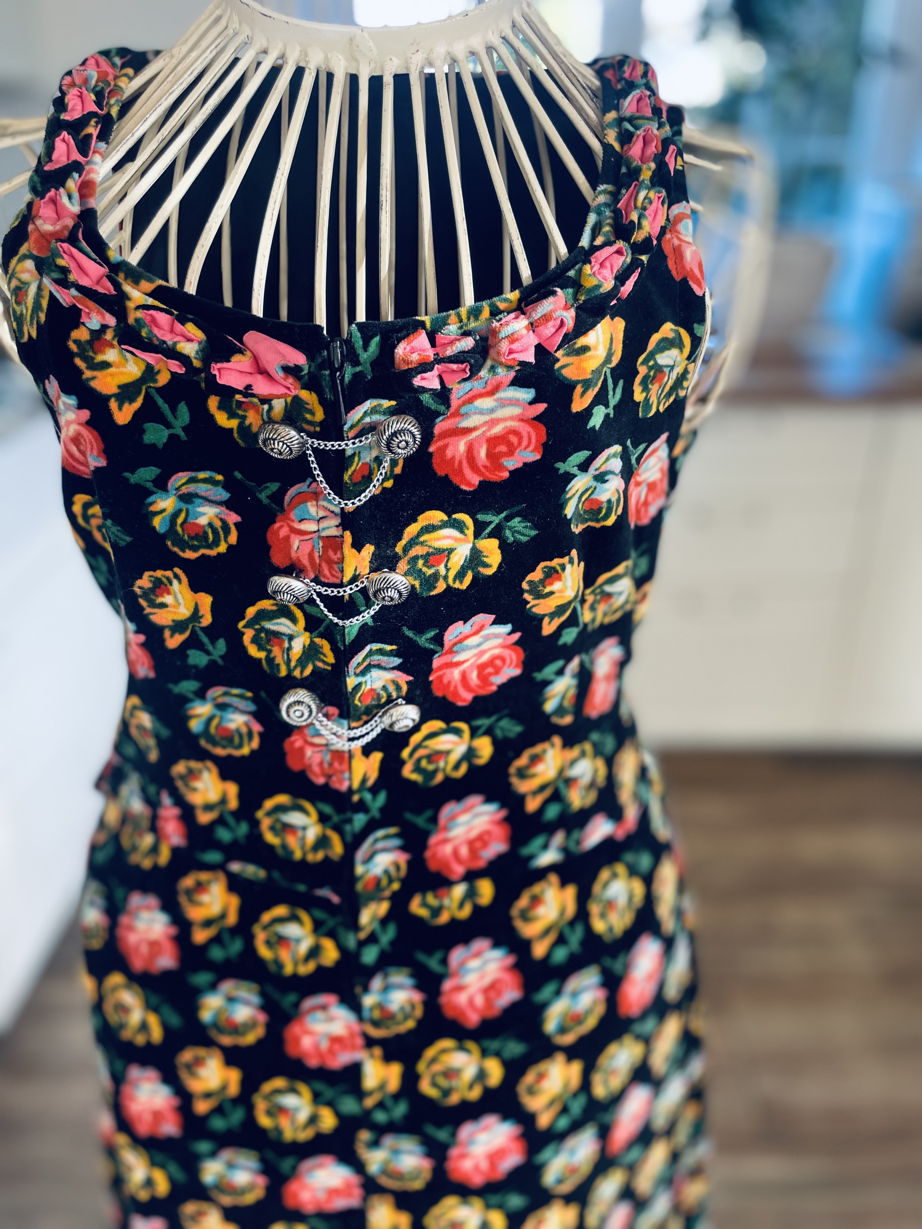 Dívčí / dámské šaty dirndl, dobový, selský styl vel. XXS