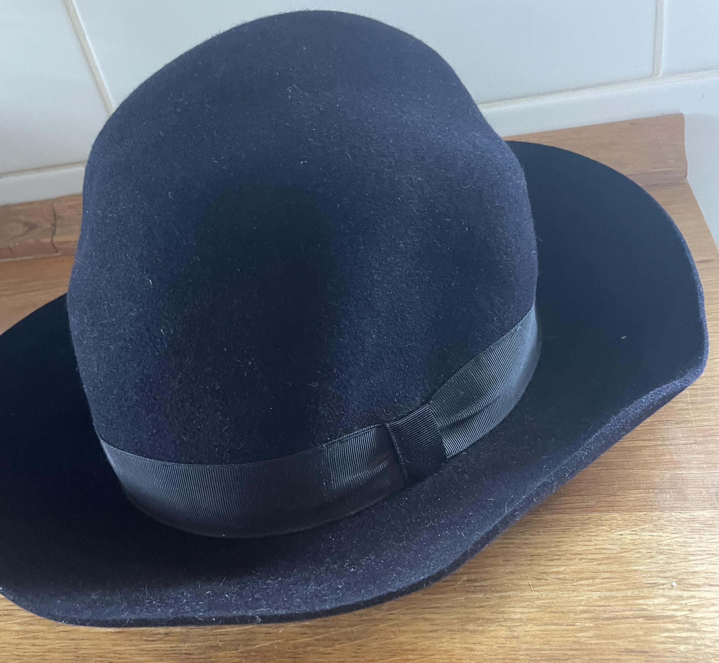 Dámský elegantní klobouk