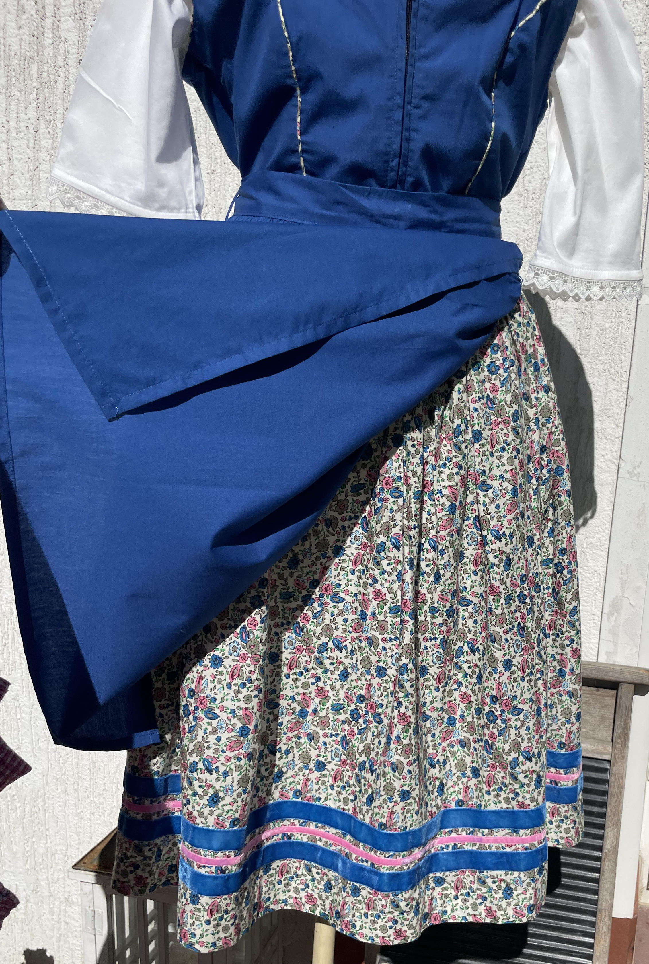 Dámské šaty dirndl selský styl vel. M