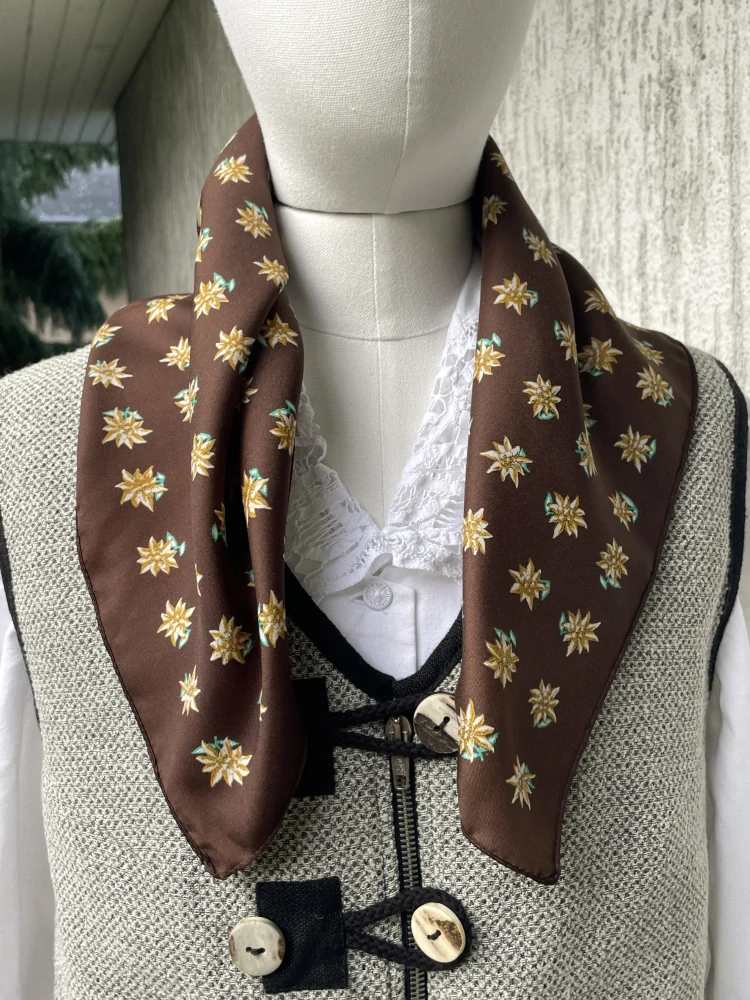 Šátek v selském, dirndl, vintage stylu