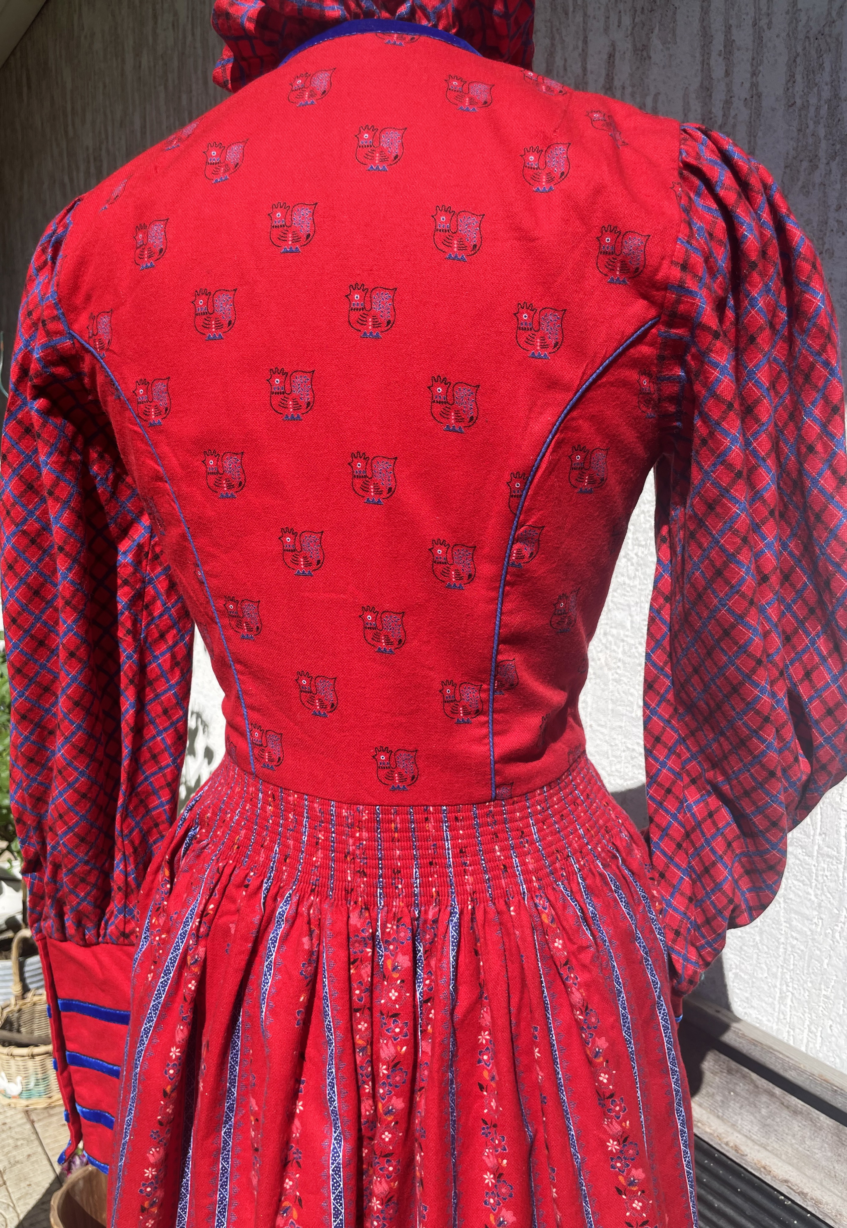 Dámské teplejší šaty dirndl šaty, selský styl. 36