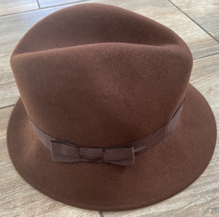 elegantní dobový klobouk