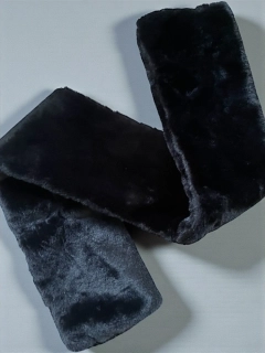 Černá kožešinová šála